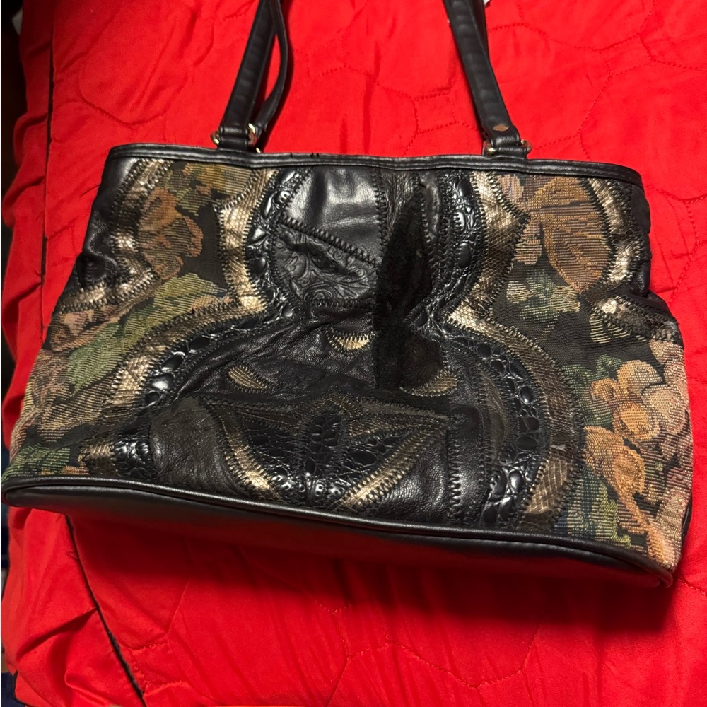 Elegant Black and Green Women's Bag